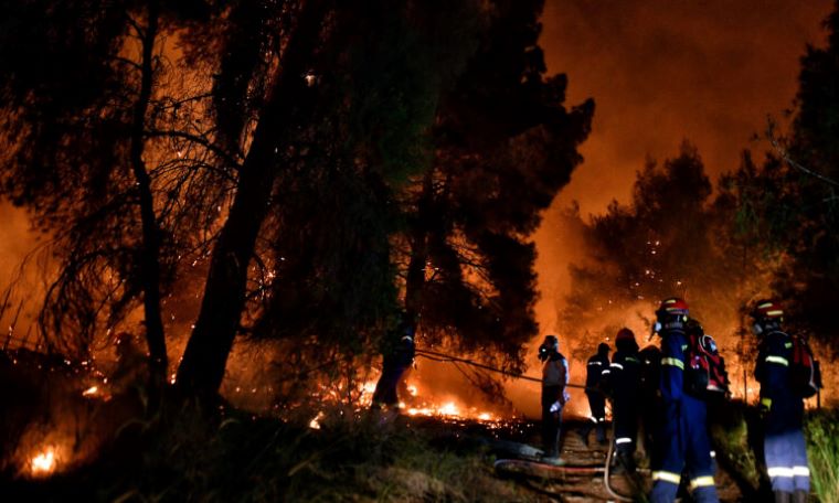Μάχη με τις φλόγες στα Γεράνεια Όρη – Εκκενώθηκαν 6 οικισμοί και 2 μονές
