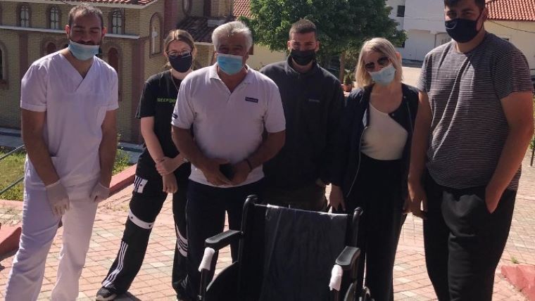 Μαθητές Λυκείου στη Κοζάνη μάζεψαν πλαστικά καπάκια και δώρισαν αναπηρικό αμαξίδιο στο γηροκομείο της πόλης