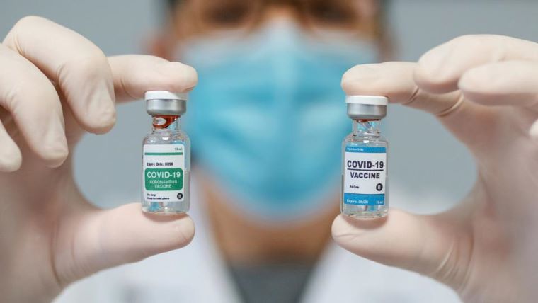 Pfizer vs AstraZeneca: Ποιο εμβόλιο δημιουργεί τα περισσότερα αντισώματα