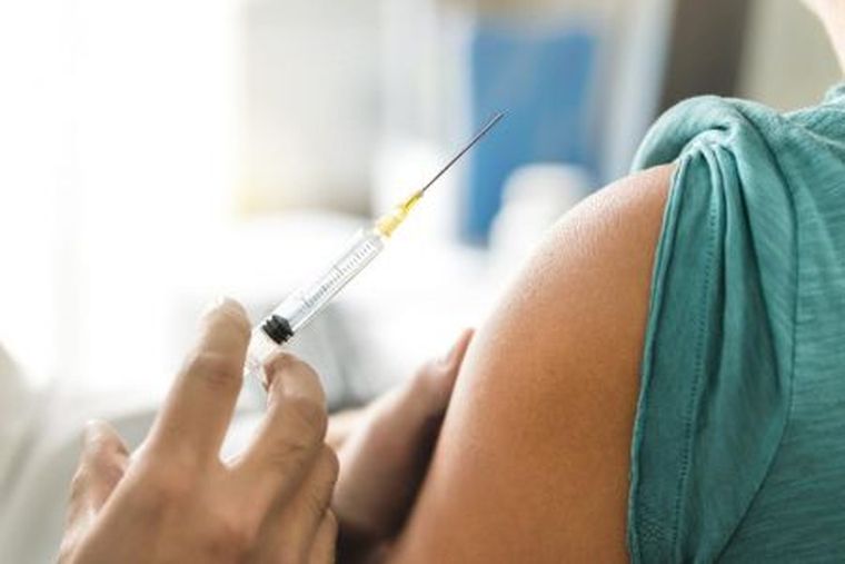 Εμβόλιο: Γιατί κάνουν μόνο μία δόση όσοι νόσησαν – Τι ισχύει για όσους ήταν ασυμπτωματικοί