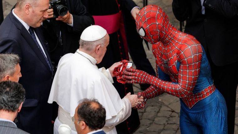 Ο Πάπας Φραγκίσκος συνάντησε τον Spiderman