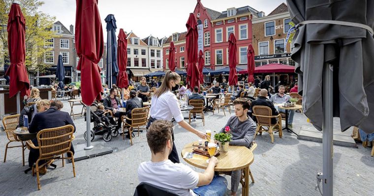 Εστιατόρια και καφέ ξανανοίγουν τους εσωτερικούς τους χώρους σε Γαλλία και Βέλγιο