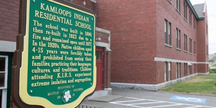 Φρίκη στον Καναδά: Βρέθηκε ομαδικός τάφος με 215 παιδιά σε παλιό σχολείο