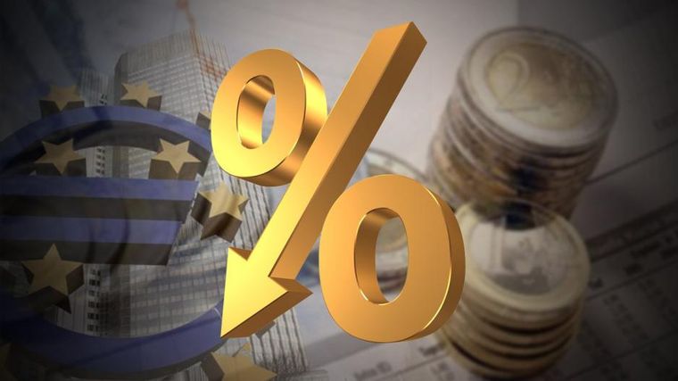Χαμηλά επιτόκια για τα επόμενα χρόνια «βλέπει» η ΕΚΤ
