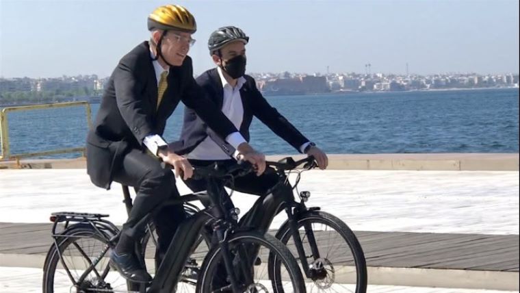 Θεσσαλονίκη: Βόλτα με ηλεκτρικό ποδήλατο στη Νέα Παραλία του Αμερικανού πρέσβη Τζέφρι Πάιατ