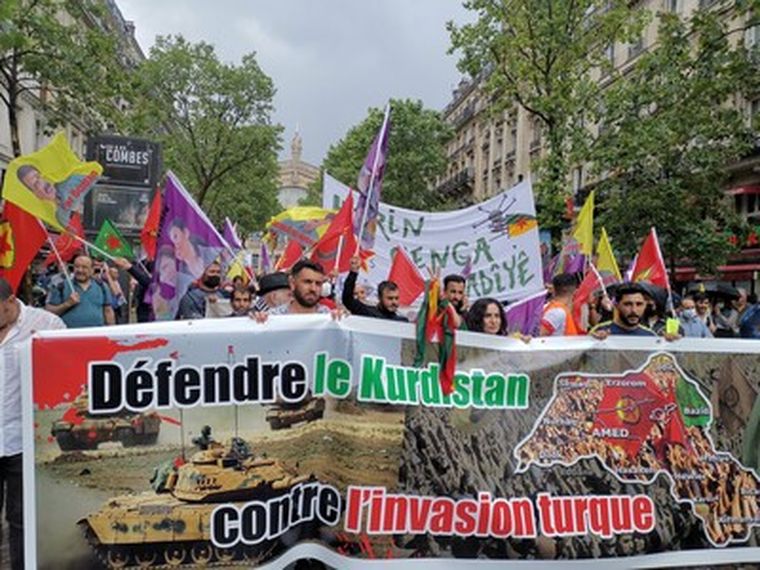 Διαδήλωση στο Παρίσι κατά της τουρκικής εισβολής στο βόρειο Ιράκ