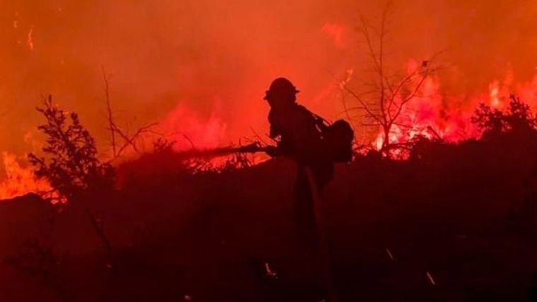 ΗΠΑ: Μαίνεται τεράστια πυρκαγιά στην Καλιφόρνια