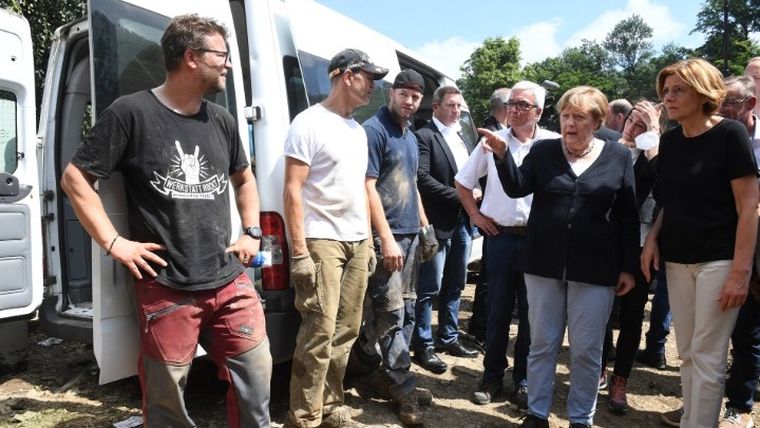 Γερμανία-πλημμύρες: “Θα μείνουμε στο πλευρό σας”, διαβεβαίωσε η Μέρκελ τους πληγέντες