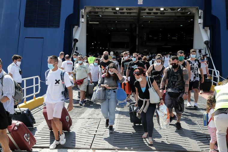 Συναγερμός στο λιμάνι της Ραφήνας για δεκάδες ύποπτα κρούσματα κορονοϊού σε πλοίο από την Ίο