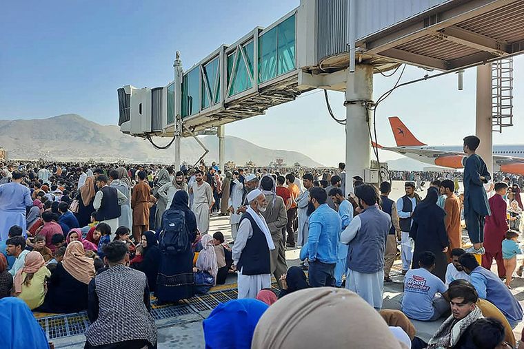 Χαοτικές σκηνές στο αεροδρόμιο της Καμπούλ