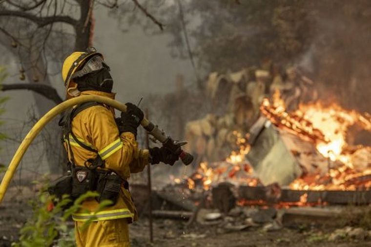 Η Καλιφόρνια δίνει μάχη εναντίον της δεύτερης μεγαλύτερης πυρκαγιάς στην ιστορία της