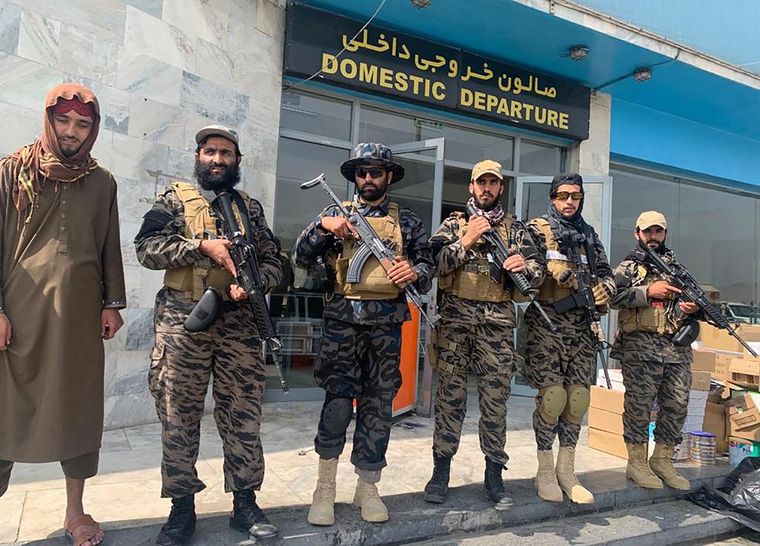 Οι Ταλιμπάν παρελαύνουν στο αεροδρόμιο της Καμπούλ μετά την αποχώρηση των ΗΠΑ