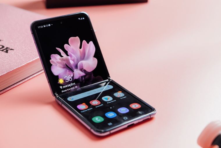 Δύο νέα έξυπνα αναδιπλούμενα κινητά παρουσίασε η Samsung
