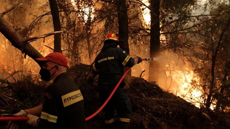 Διάσπαρτες εστίες φωτιάς στη Γορτυνία – Μάχη των πυροσβεστών για να κρατηθούν οι φλόγες μακριά από κατοικημένες περιοχές