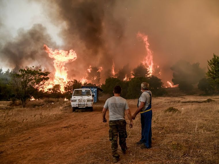Μαίνεται η πυρκαγιά στα Βίλια – Εκκενώθηκαν πέντε οικισμών