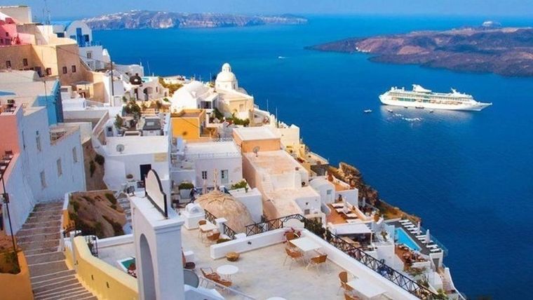 Ελλάδα – Σαντορίνη: Μεγάλες νικήτριες στα αμερικανικά τουριστικά βραβεία FXExpress 2021 Awards