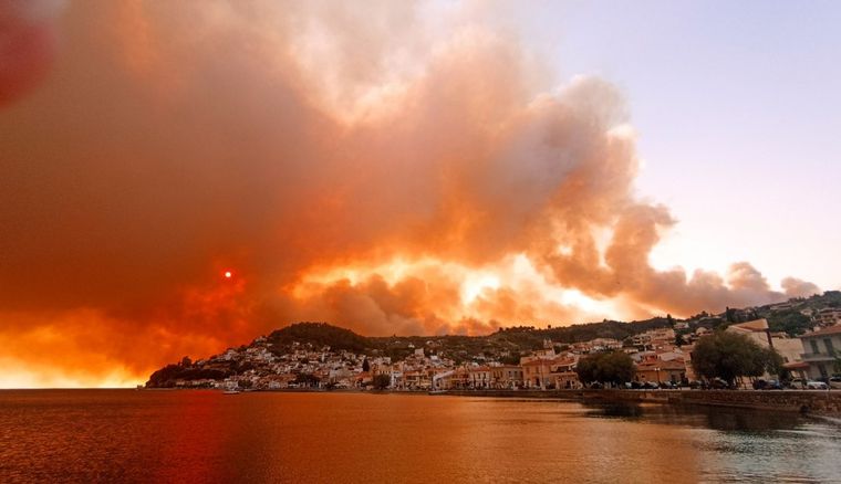 “Ιστορική φωτιά του αιώνα”: Δραματικές δηλώσεις από τον δήμαρχο Ιστιαίας-Αιδηψού για την Εύβοια