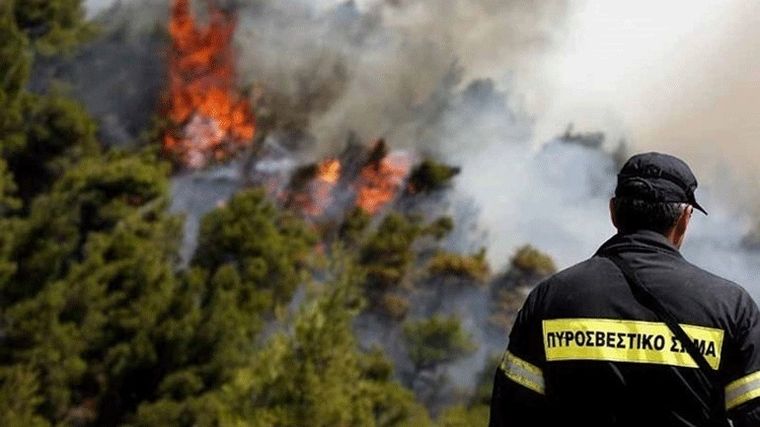 Αγωνία από την πυρκαγιά στην Αττική – Σε πλήρη εξέλιξη το μέτωπο προς Καπανδρίτι και Μαλακάσα