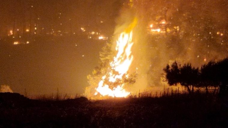Δύσκολες ώρες στην Εύβοια λόγω της μεγάλης πυρκαγιάς – Με ελαφρά εγκαύματα τρεις πυροσβέστες
