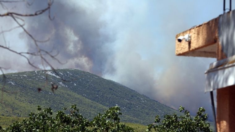 Βίλια: Στο όρος Πατέρας, προς το Πεδίο Βολής Μεγάρων, το μεγάλο μέτωπο της πυρκαγιάς – Έχουν καεί σπίτια και αποθήκες εκτός οικισμών