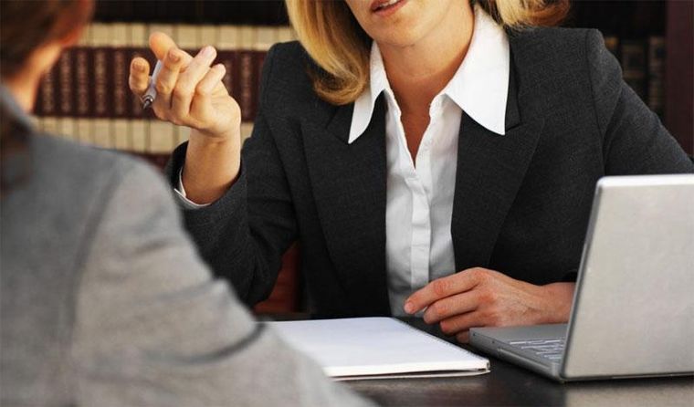 Το 32% των γυναικών δικηγόρων έχουν πέσει θύματα σεξουαλικής παρενόχλησης στον χώρο εργασίας τους