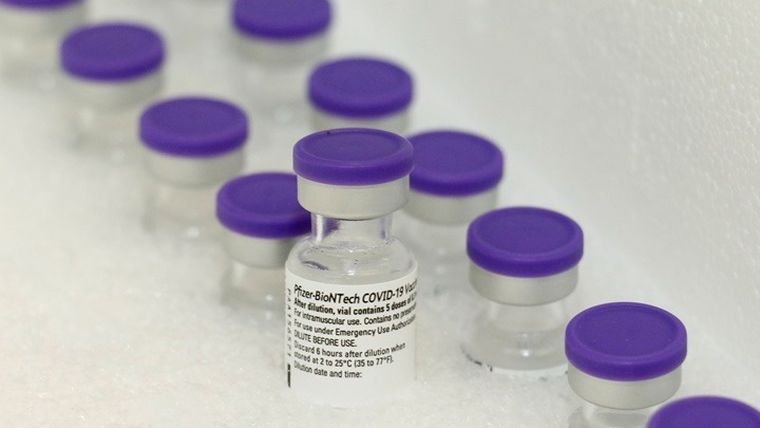 Η Pfizer ξεκίνησε τις δοκιμές ενός νέου mRNA αντιγριπικού εμβολίου