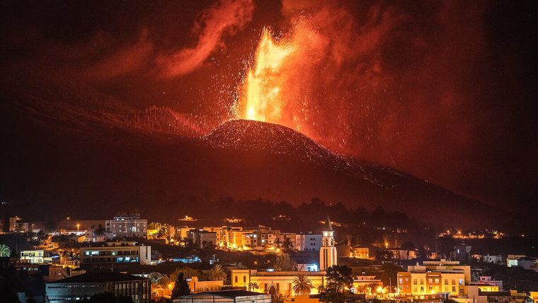 Ηφαίστειο Λα Πάλμα: Οι αρχές απομάκρυναν και άλλους κατοίκους από τα σπίτια τους