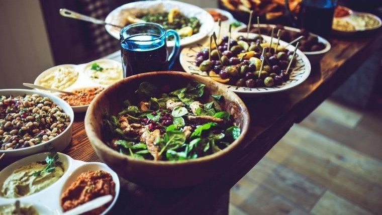 Παραδοσιακά τρόφιμα της Ελλάδας στο τραπέζι του Ευρωπαίου πολίτη, μέσω μοντέλων τεχνητής νοημοσύνης