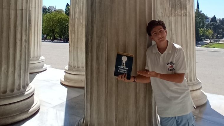 Ένας 14χρονος με παγκόσμιο βραβείο ποίησης, παρουσιάζει την πρώτη του ποιητική συλλογή και έχει βάλει πλώρη για το Διπλωματικό Σώμα