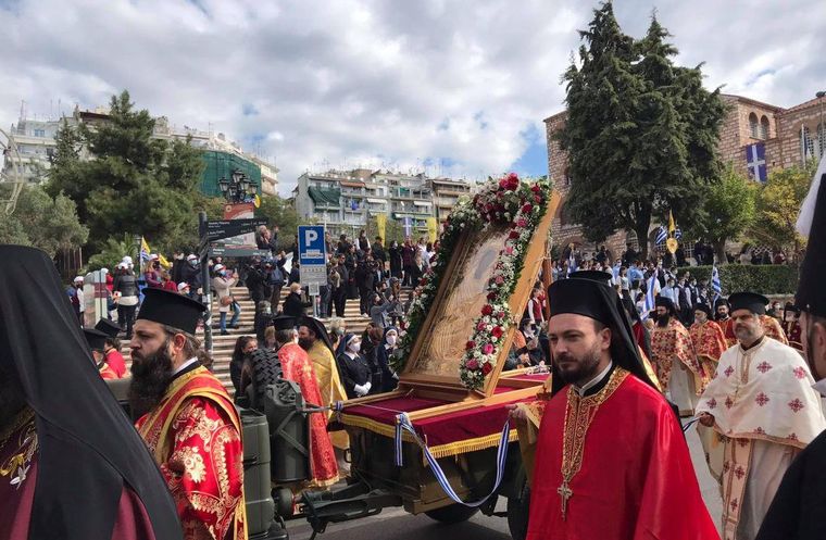 Θεσσαλονίκη: Κοσμοσυρροή στη λιτανεία του Αγίου Δημητρίου – Πιστοί χωρίς μάσκες