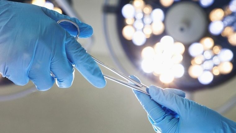 Για πρώτη φορά στον κόσμο γιατροί στις ΗΠΑ συνέδεσαν με επιτυχία σε άνθρωπο νεφρό από χοίρο