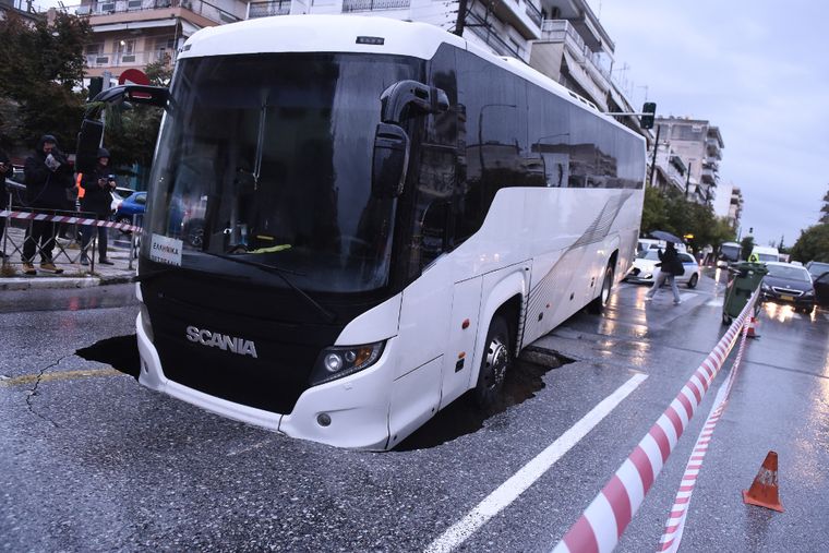 Θεσσαλονίκη: Υποχώρησε το οδόστρωμα και …κατάπιε λεωφορείο
