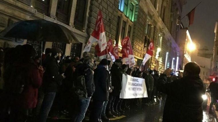Στους δρόμους οι Τούρκοι, ζητούν τη παραίτηση της κυβέρνησης