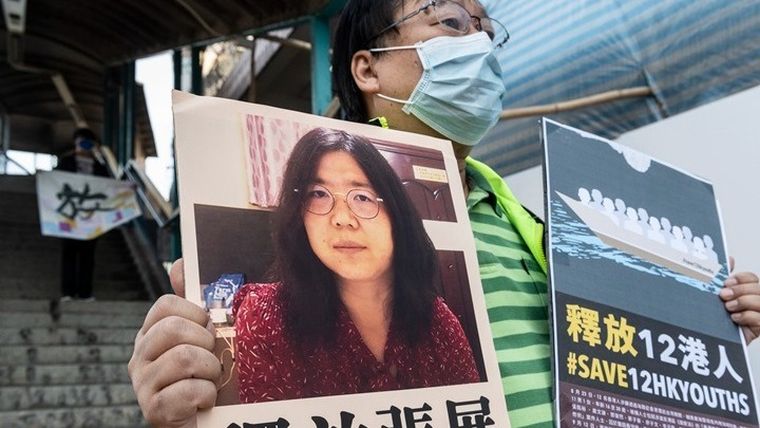 Η δημοσιογράφος Ζανγκ Ζαν, που καταδικάστηκε σε φυλάκιση για την κάλυψη του ξεσπάσματος της πανδημίας COVID-19 στην Ουχάν, κινδυνεύει να πεθάνει