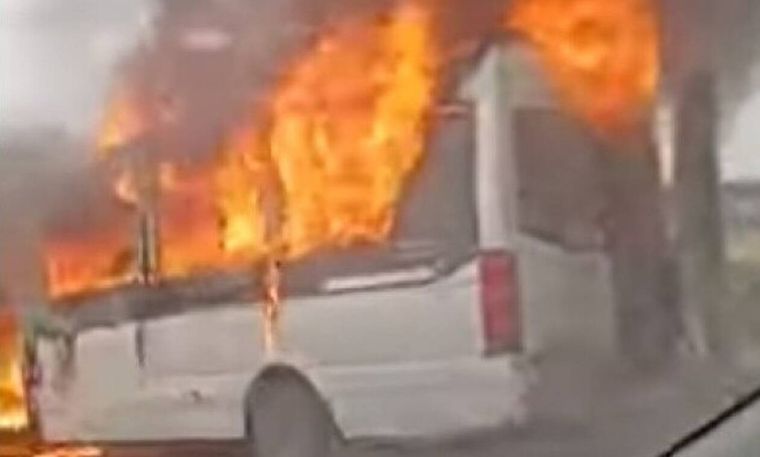 Φωτιά σε λεωφορείο που μετέφερε προσκυνητές από το Άγιο Όρος