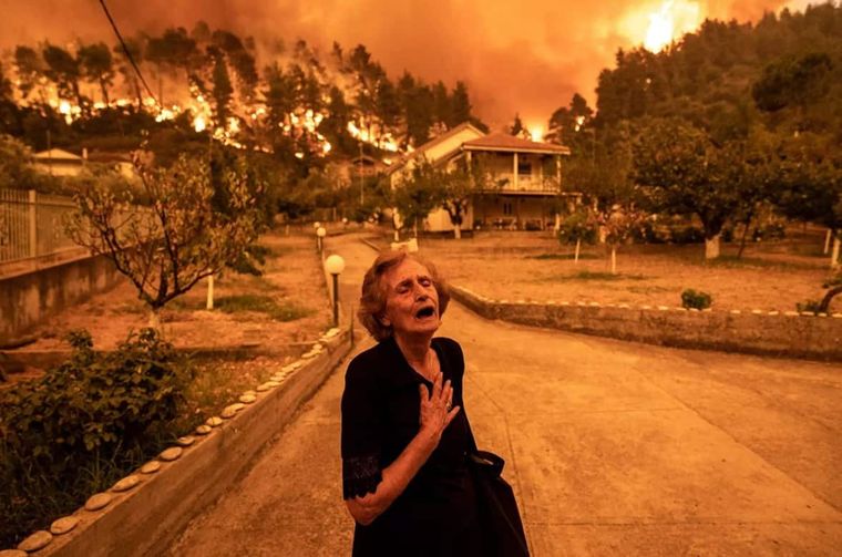 Η συγκλονιστική φωτογραφία από τις φωτιές στην Εύβοια εξώφυλλο στο Time: Στις κορυφαίες του 2021