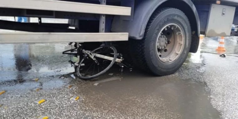 Υπέκυψε στα τραύματα της η ποδηλάτισσα που παρασύρθηκε από φορτηγό στη Θεσσαλονίκη