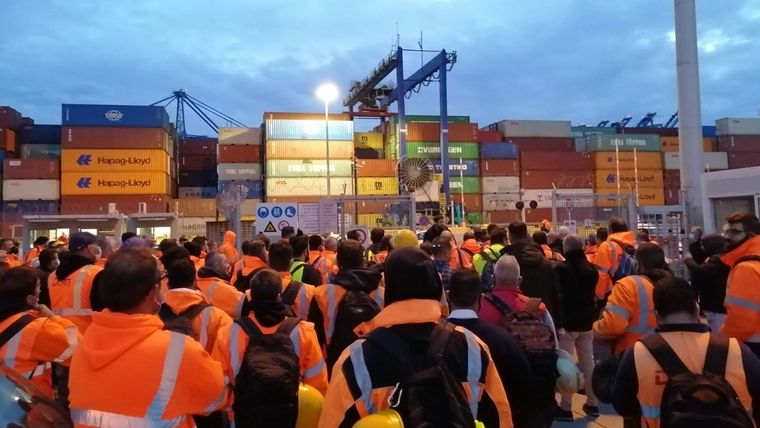 Υποχωρεί η COSCO μετά τις απεργίες των λιμενεργατών – Δεκτά τα περισσότερα αιτήματα τους
