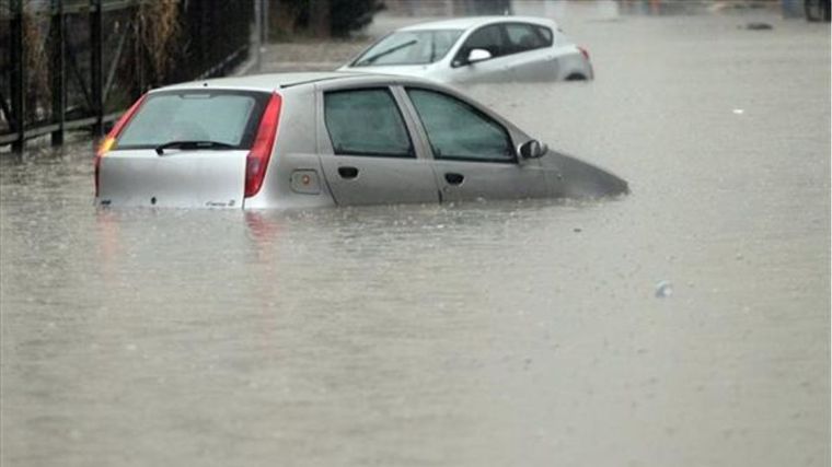 Δεκάδες κλήσεις για πλημμύρες και απεγκλωβισμούς πολιτών δέχθηκε η Πυροσβεστική στην Αττική