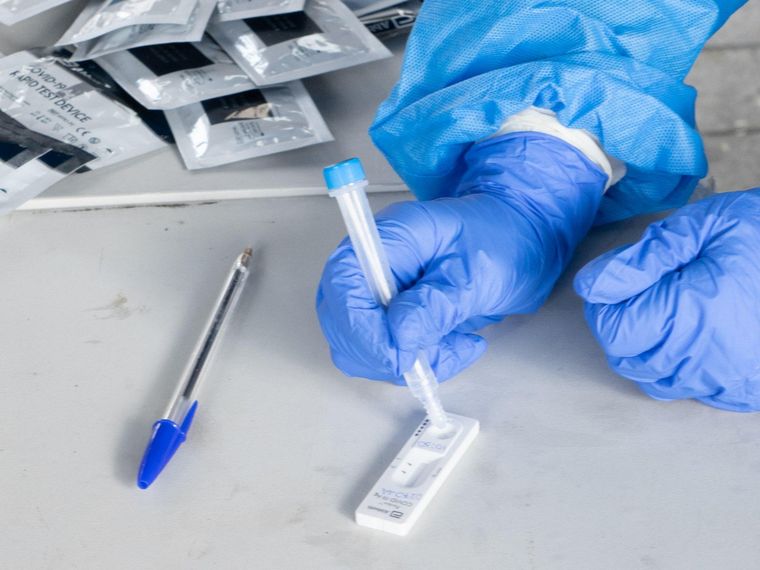 Rapid test και για εμβολιασμένους εισηγούνται οι επιστήμονες