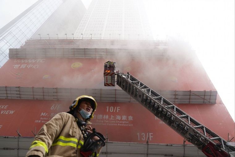 Φωτιά στο Παγκόσμιο Κέντρο Εμπορίου στο Χονγκ Κονγκ-Περισσότεροι από 300 εγκλωβισμένοι