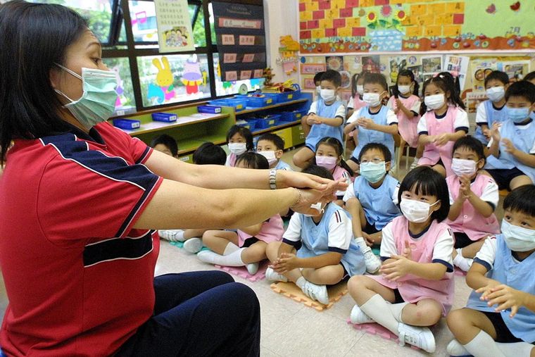 Χονγκ Κονγκ: Εξετάζεται ο υποχρεωτικός εμβολιασμός των παιδιών σχολικής ηλικίας