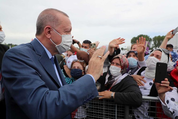Ο Ερντογάν καλεί τους Τούρκους να διατηρήσουν τις αποταμιεύσεις τους σε τουρκική λίρα