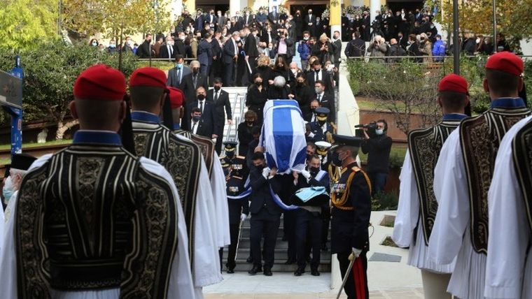 Με τιμές αρχηγού κράτους η ταφή του Κάρολου Παπούλια σήμερα στα Ιωάννινα