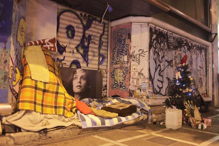 Για τους άστεγους, δεν υπάρχουν γιορτές: Δίπλα στα φώτα και τα στολίδια, οι άνθρωποι «φαντασμάτα»