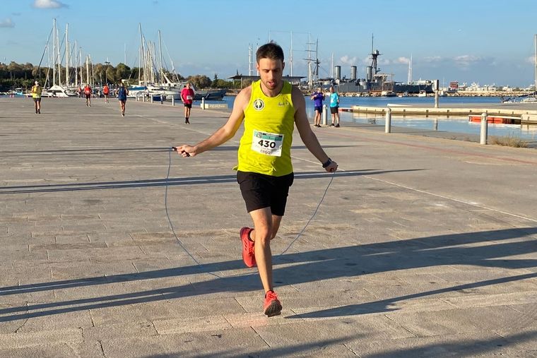 Eλληνας αθλητής μπήκε στα Γκίνες: Ετρεξε 21 χλμ κάνοντας σχοινάκι