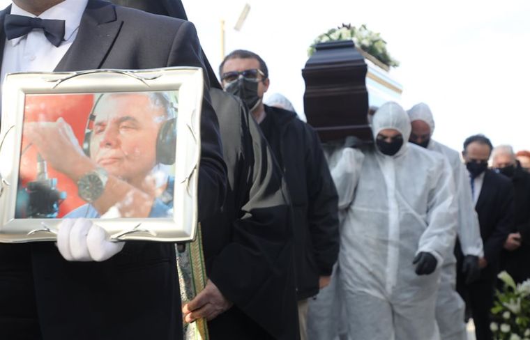 Βαρύ κλίμα στην κηδεία του Γιώργου Τράγκα