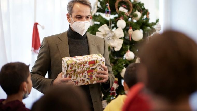 Στην Παιδόπολη «Άγιος Ανδρέας», ο πρωθυπουργός μοίρασε δώρα και άκουσε τα κάλαντα