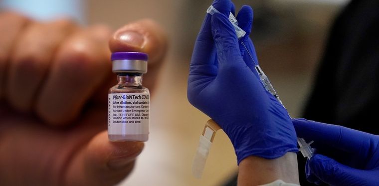 Το εμβόλιο της Pfizer μπορεί να είναι λιγότερο αποτελεσματικό απέναντι στην Όμικρον