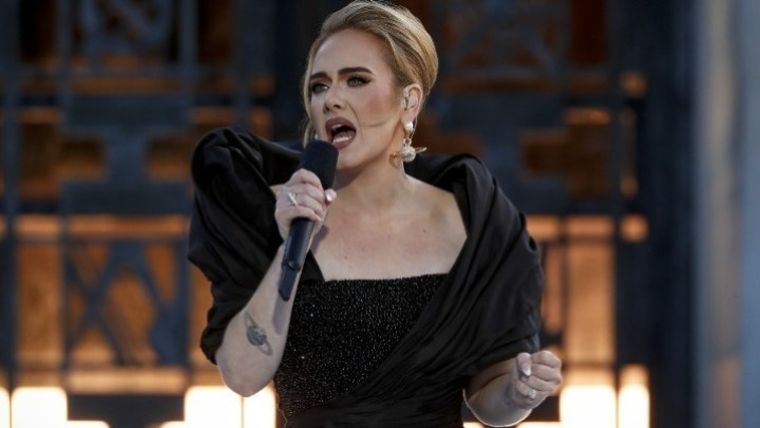 Αναβάλει τις παραστάσεις στο Λας Βέγκας η Adele